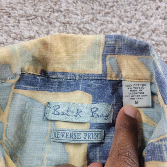 Batik Bay Shirt Mens Medium Blue Tan Geometric Hawaiian Island Reverse Print - Picture 2 of 7